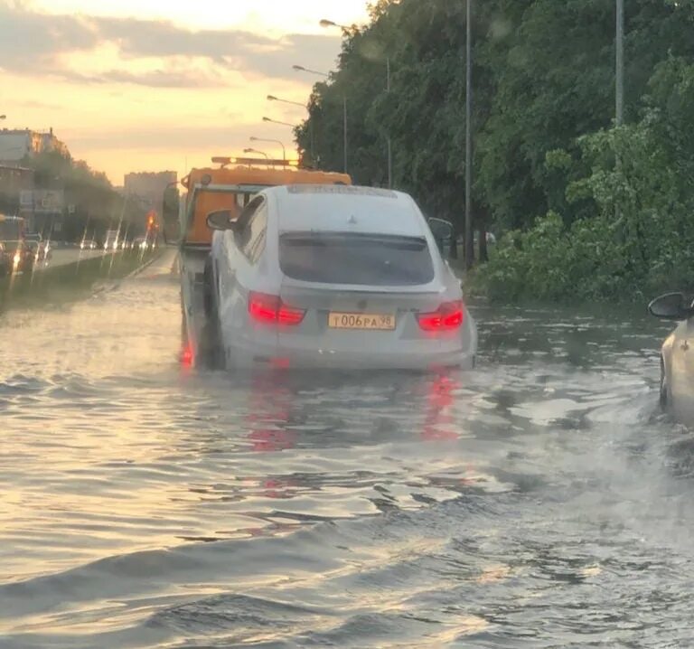 Гроза в Мурино. Мурино затапливает. Машина плывет на дороге. Гроза в Мурино сегодня.