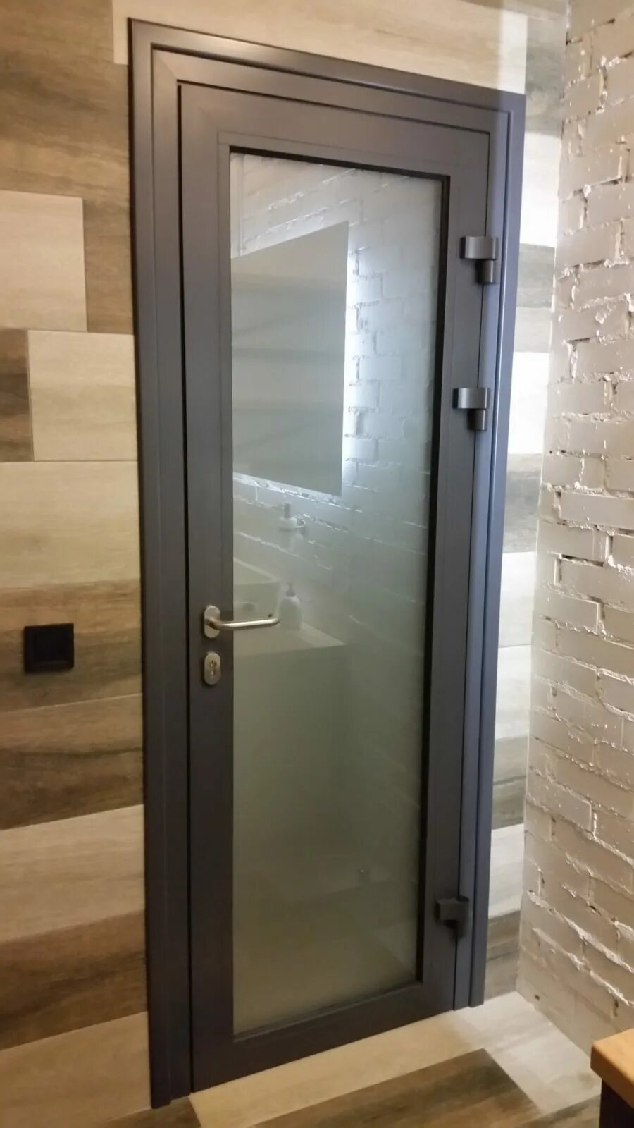 Дверь коричневая со стеклом. Дверь пластиковая со стеклом. Алюминиевая дверь со стеклом. Коричневая пластиковая дверь. Алюминиевые двери со стеклом входные.