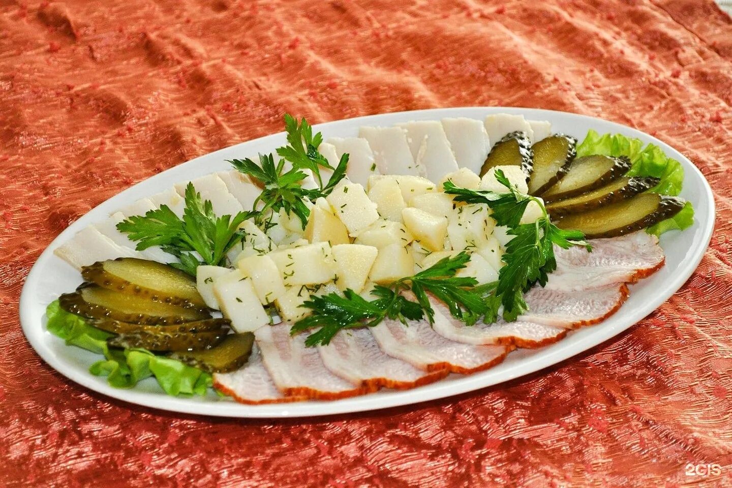 Сельдь на праздничный стол. Тарелка с селедкой и соленьями. Сельдь с огурцами. Селедка с картошкой. Сельдь с огурцами.