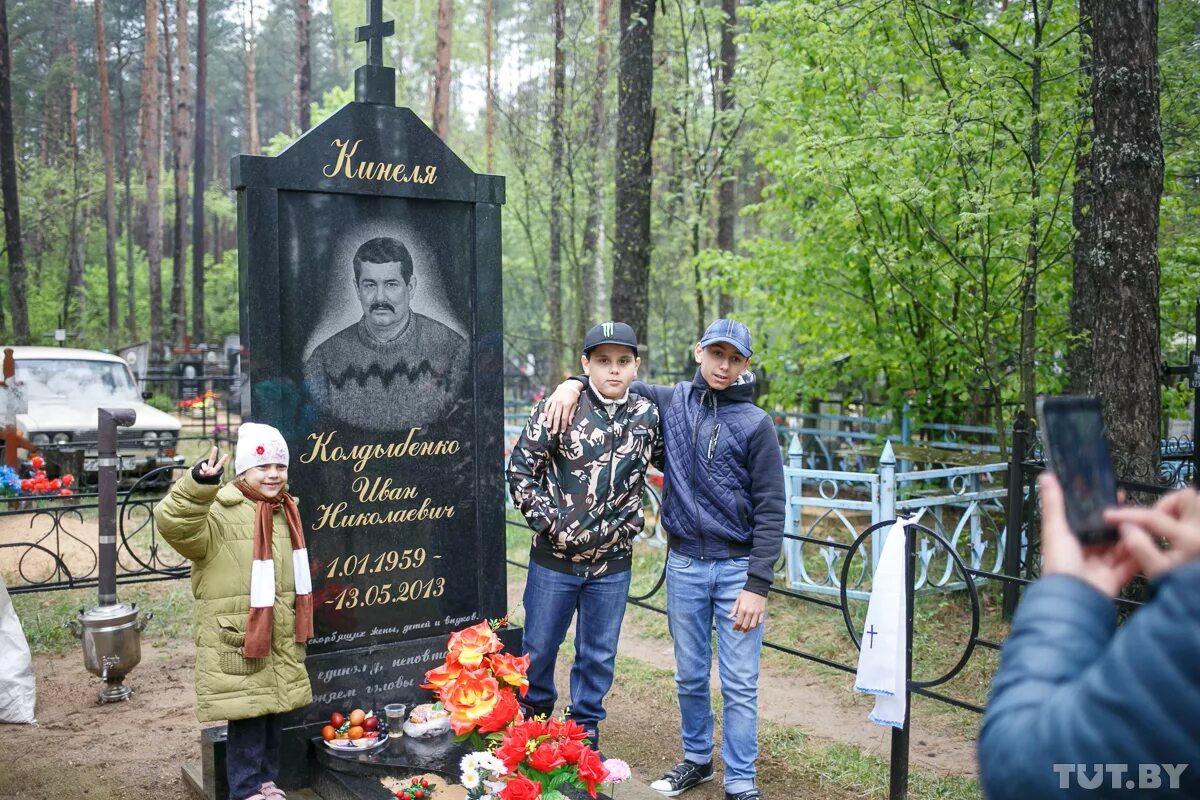 цыганское кладбище в липецке. самара кладбище цыганские могилы. кузьминское кладбище могилы цыган. могилы цыганских баронов. кладбище цыган.