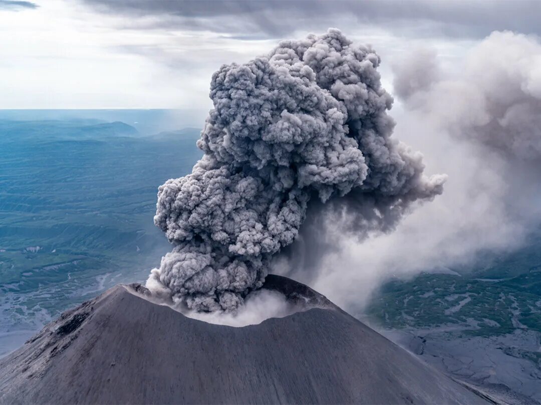 5 самых высоких вулканов россии. Карымская сопка вулкан. Вулкан Карымский, Камчатка. Карымская сопка вулкан извержение. Карымская сопка извержение.