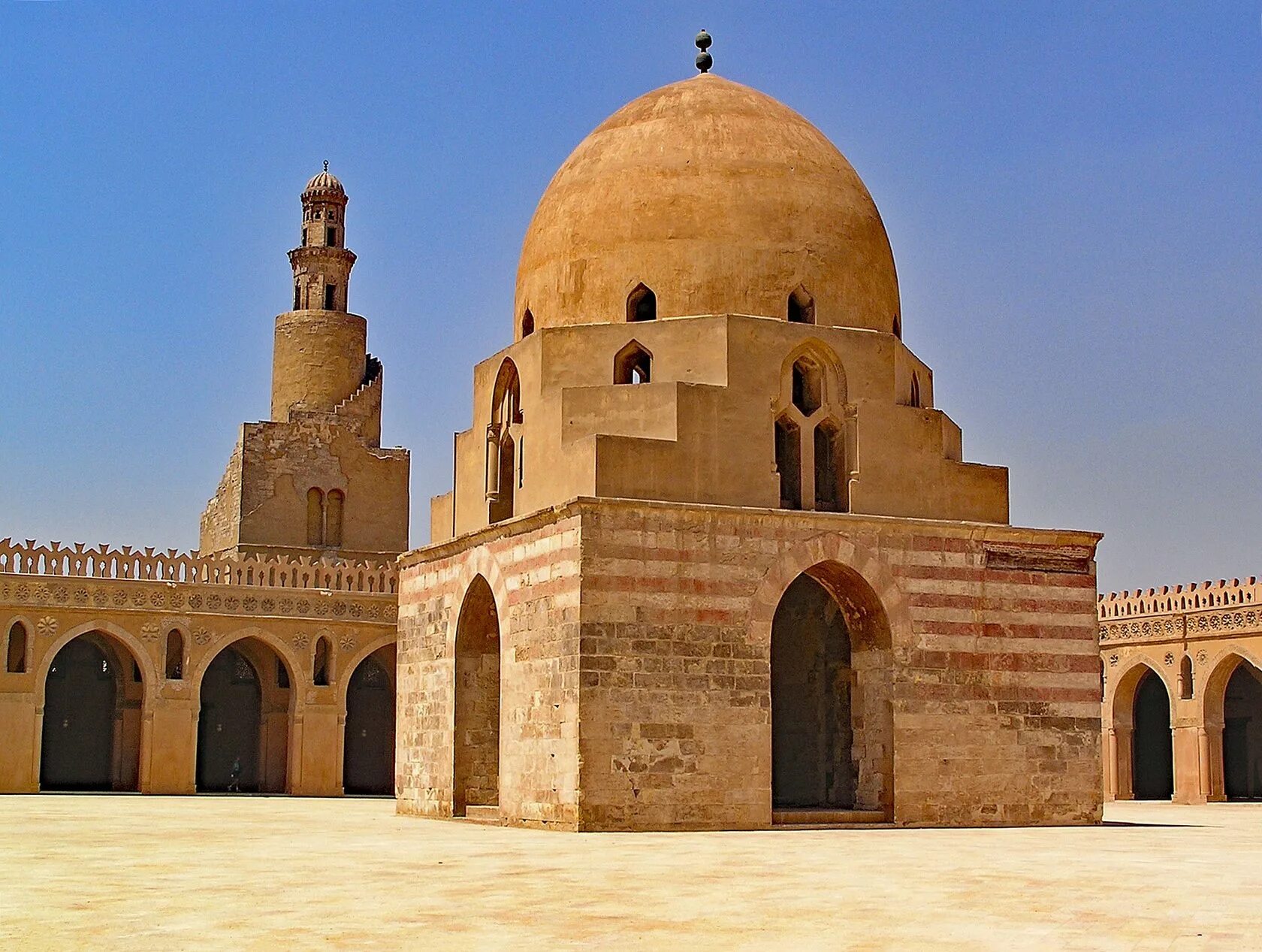 Северный каир. Мечеть ибн Тулуна. Мечеть в Каире Египет. Храм ибн-Тулуна. Ибн-Тулуна в Египте.