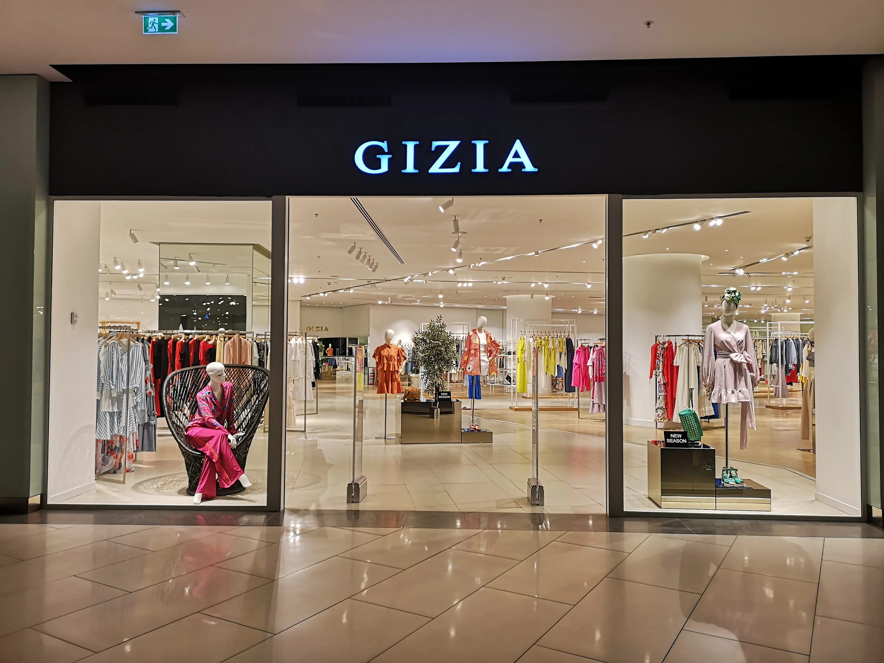 Концептуальные магазины одежды в санкт петербурге. Атриум dkny. Магазин брендовой одежды симферополь. Рынок одежды. Club donna одежда.