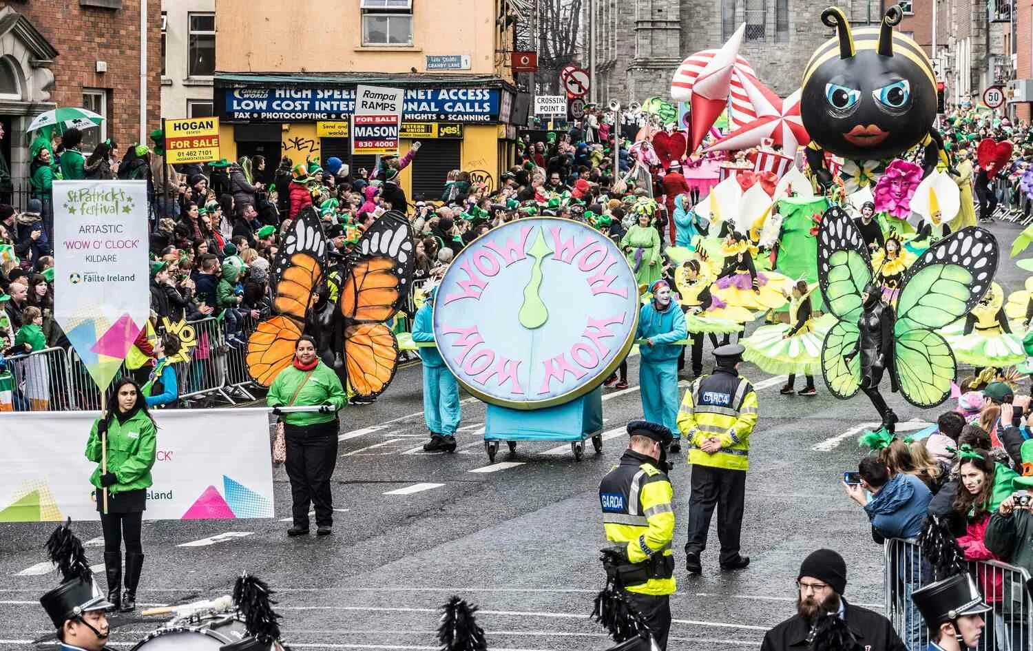 Have street parades. День Святого Патрика в Дублине. Мероприятия Дублина. Парад в честь дня Святого Патрика в Милуоки. Участники парада в Дублине на день Патрика.