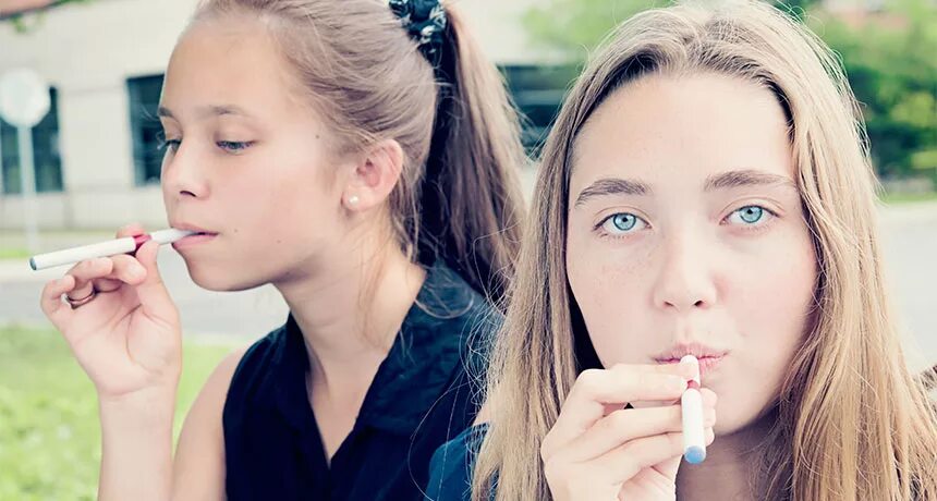 Дети курящие вейп. Девочки подростки курят. Курящие подростки девочки. Электронные сигареты и подростки. Курящая девушка подросток.