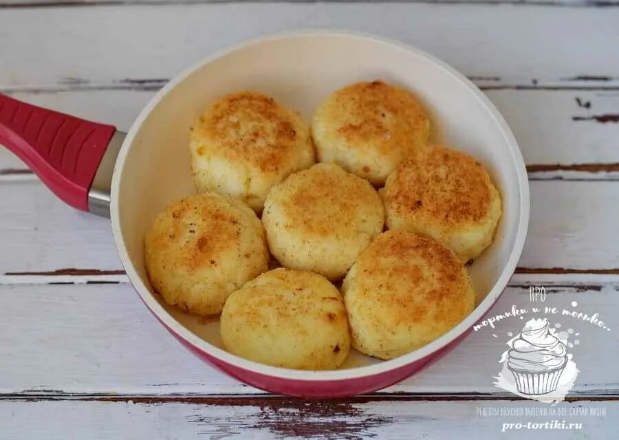 Манные котлеты как в садике. Биточки с манной каши. биточки из манной крупы. биточки из манной каши на сковороде. манные биточки из манной каши.