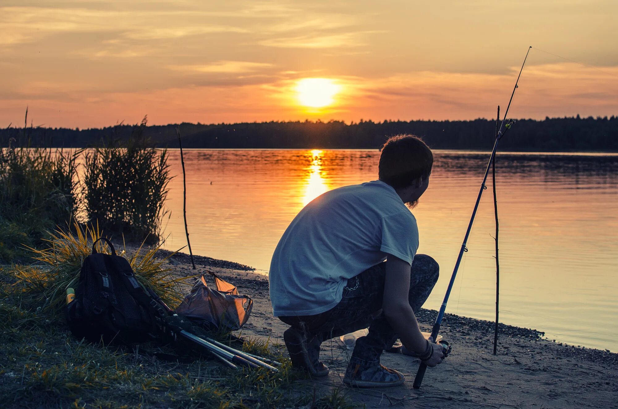 Текст летняя рыбалка. Летняя рыбалка. Рыбак на берегу. Природа рыбалка. Красивая природа рыбалка.