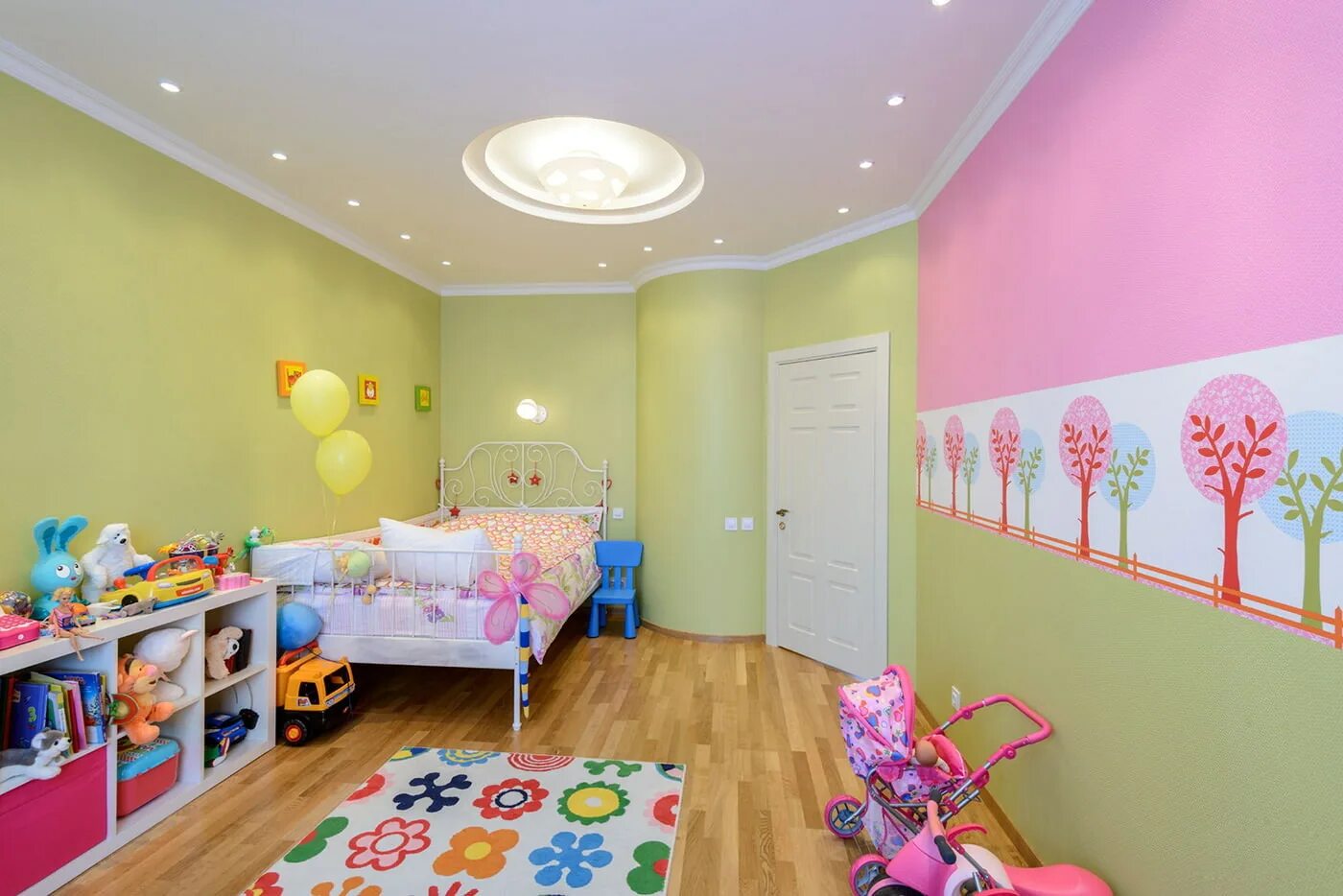 Комнате ребенка должно быть. Потолок в детской. Натяжной потолок в детской. Освещение в детской. Потолок в детской комнате натяжной.