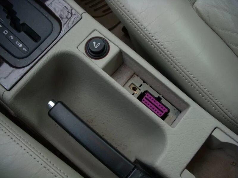 Audi a6 c5 диагностический разъем. Audi a6 c5 obd.