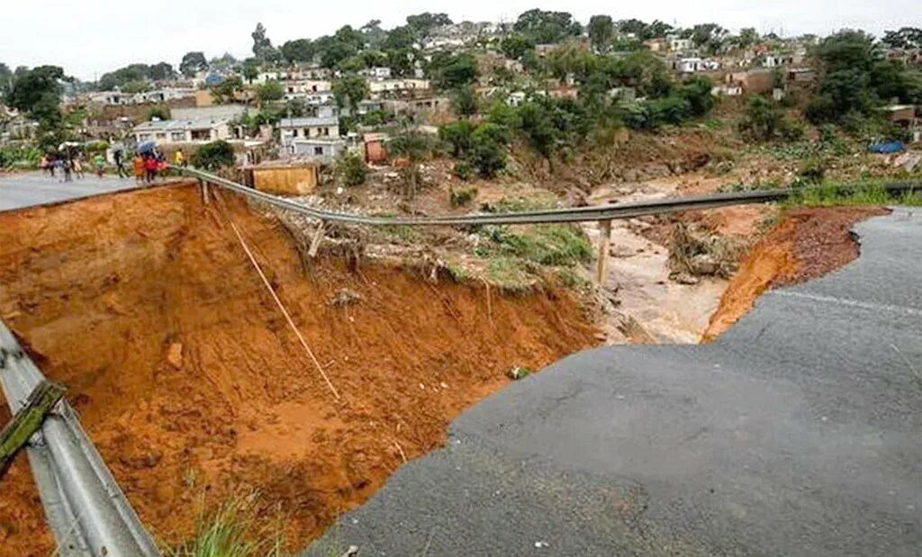 Сколько погибших при наводнении. Наводнения в провинции Квазулу-Натал (2022). Стихийные бедствия наводнение. Наводнение в Африке. Потоп в Африке.