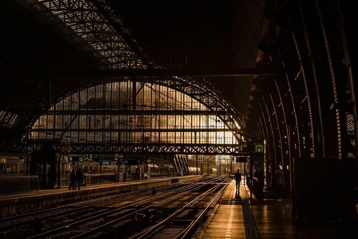 Главный экран на станции. Railway Station – станция вокзала. Вокзал Льеж-Гийемен. Вокзал Монако-Монте-Карло. Киевский вокзал перроны.