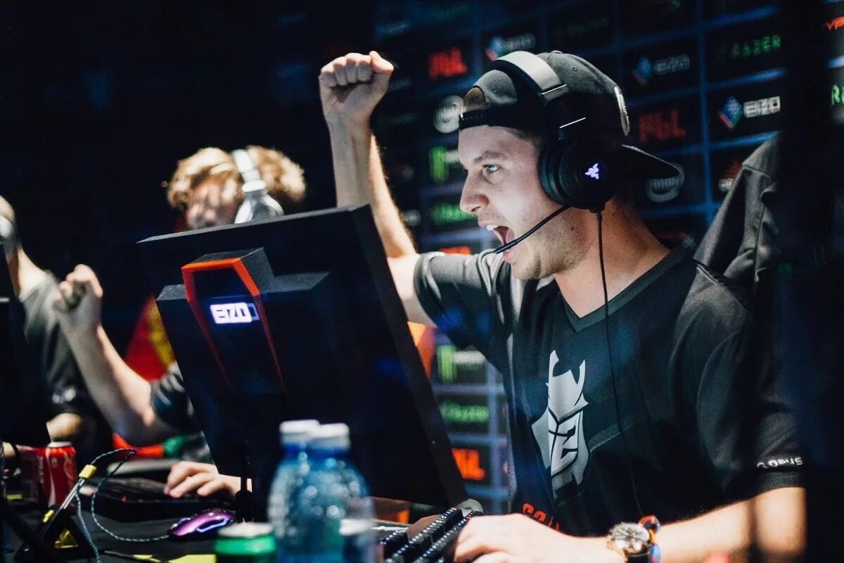 Аширов эмиль киберспорт. Киберспортсмены. Симпл киберспортсмен. Сайберспортс. Киберспортсмен центурион.