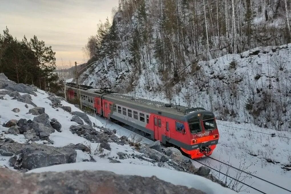 Железные дороги в красноярском крае. Электричка Красноярск Дивногорск. Электропоезд Красноярск Дивногорск. Эд9мк 0122 Красноярск. Поезд Красноярск Дивногорск.