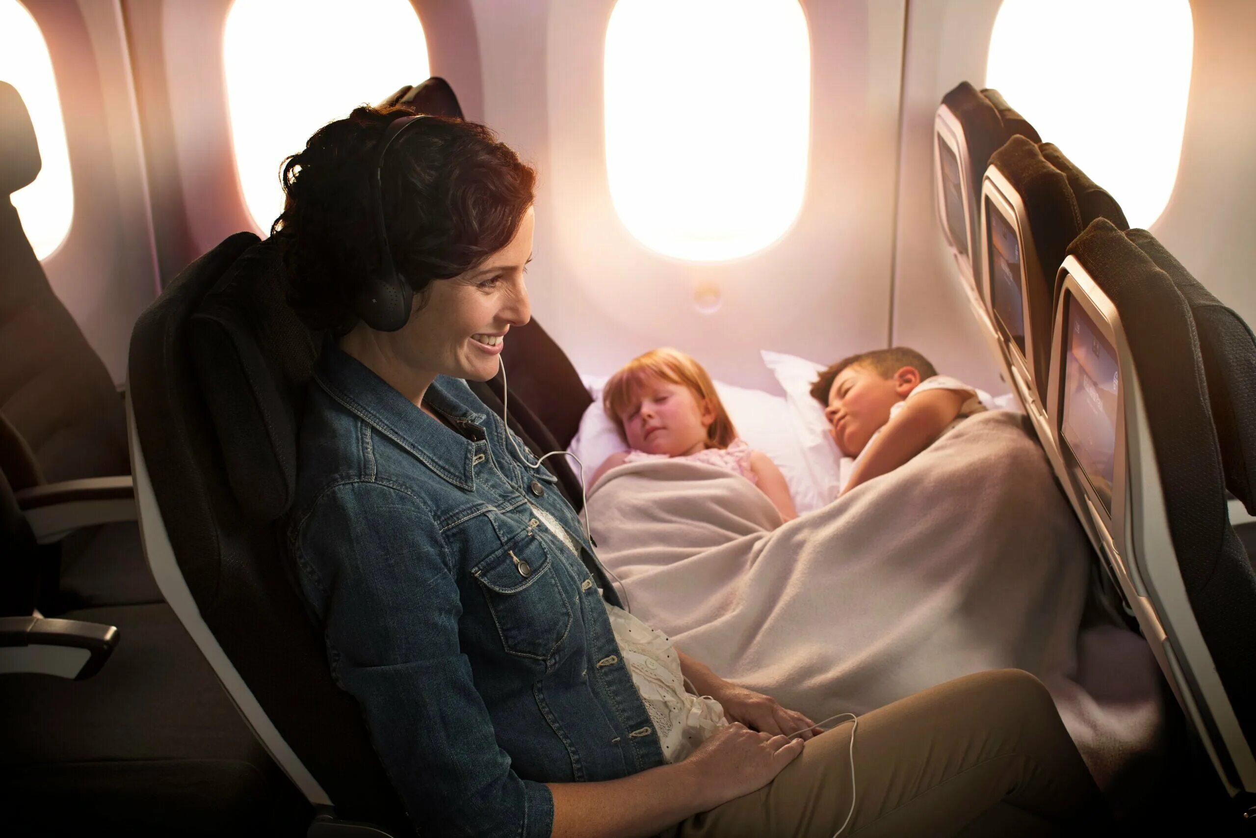 Ребенок 1 год самолет. Air new zealand (“skycouch. самолет для детей. люлька для сна в самолете. приспособление для перелета с ребенком.