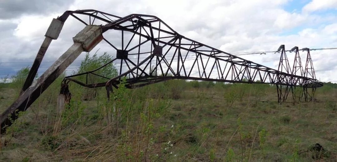 Подорванные линии лэп в крым. Повреждения железобетонных опор. Падение опоры. Упавшие опоры лэп. Упали опоры лэп 110 кв.