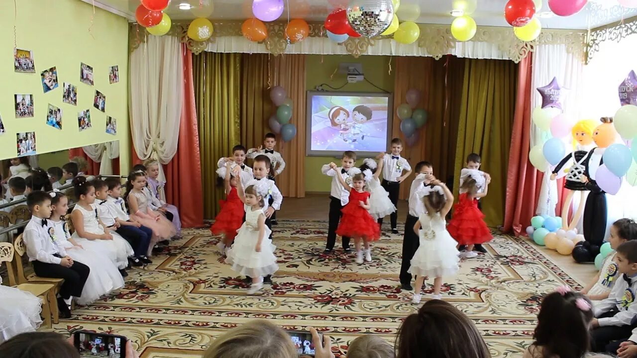 Выступление малышей на выпускном в детском. Полечка для маленьких сандаликов танец на выпускном в детском саду. танец выпускников с малышами на выпускной в детском саду. танец малышей на выпускном в детском саду видео. танец на выпускной в детском саду девочки и мальчики.