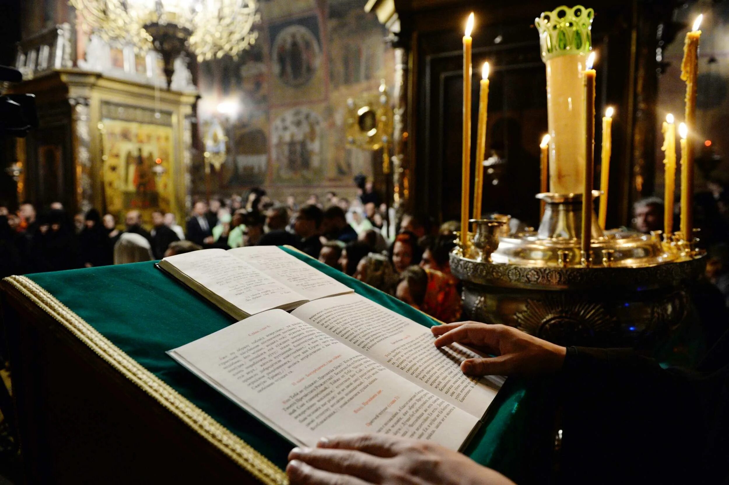 Служба в православном храме. Православный храм. Служба в храме. Служба в храме. Служба в церкви.