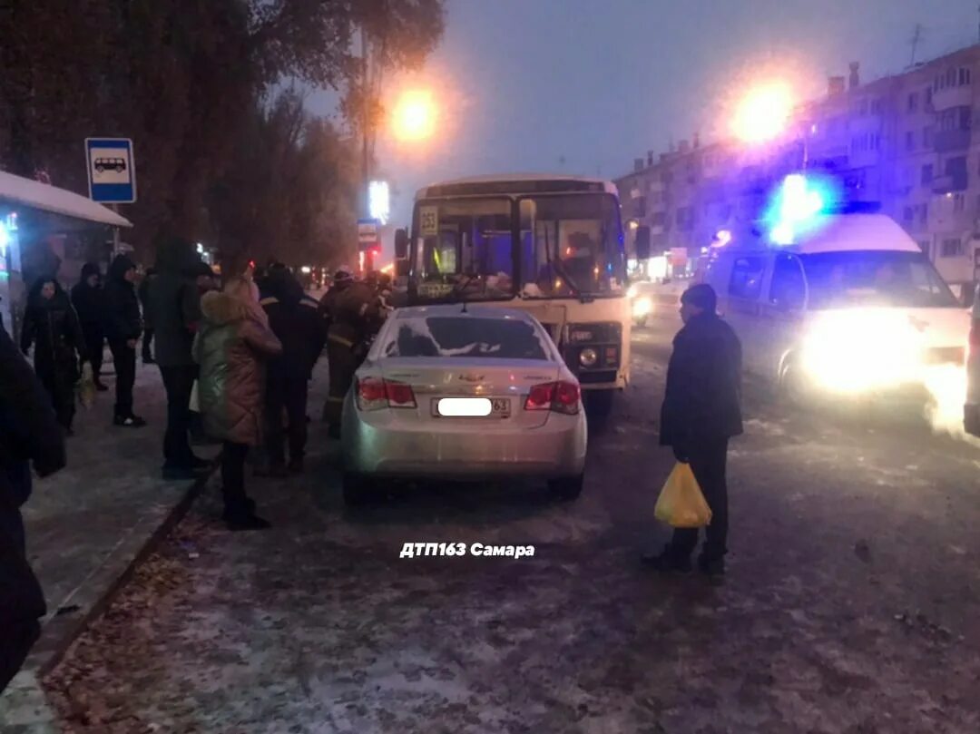 Кошка которая попала в аварию. ДТП Самара на улице Победы. ДТП на остановке Самарка в Омске. ДТП 163 Самара с автобусом.