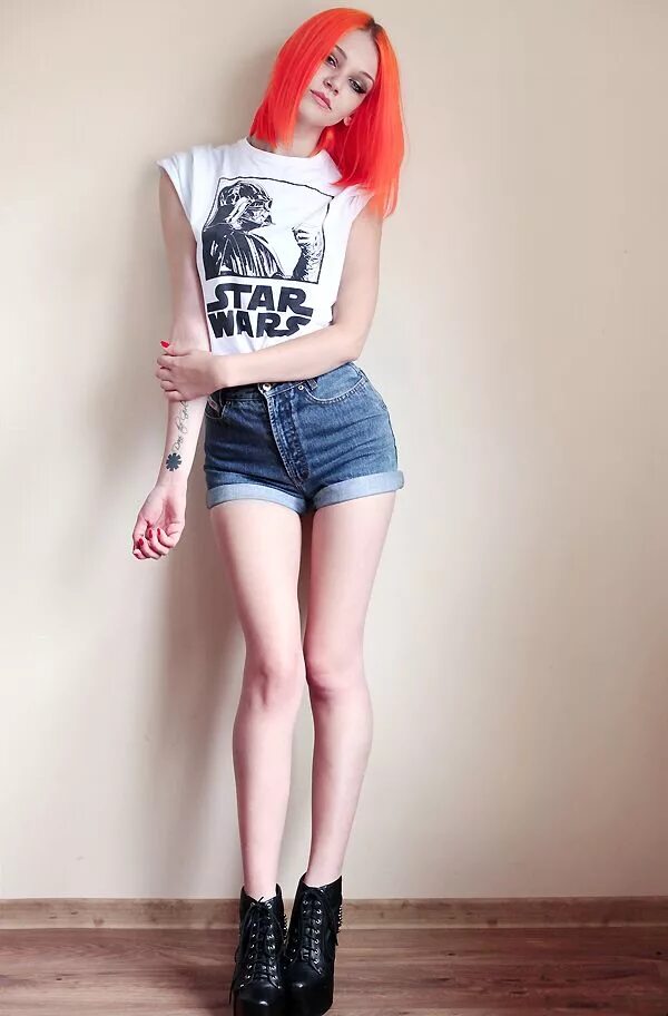 Красивые рыжеволосые девушки. Aleksandra wydrych волга. Aleksandra wydrych фотосессия. Неформалки в полный рост. Рыжие девушки в шортах.