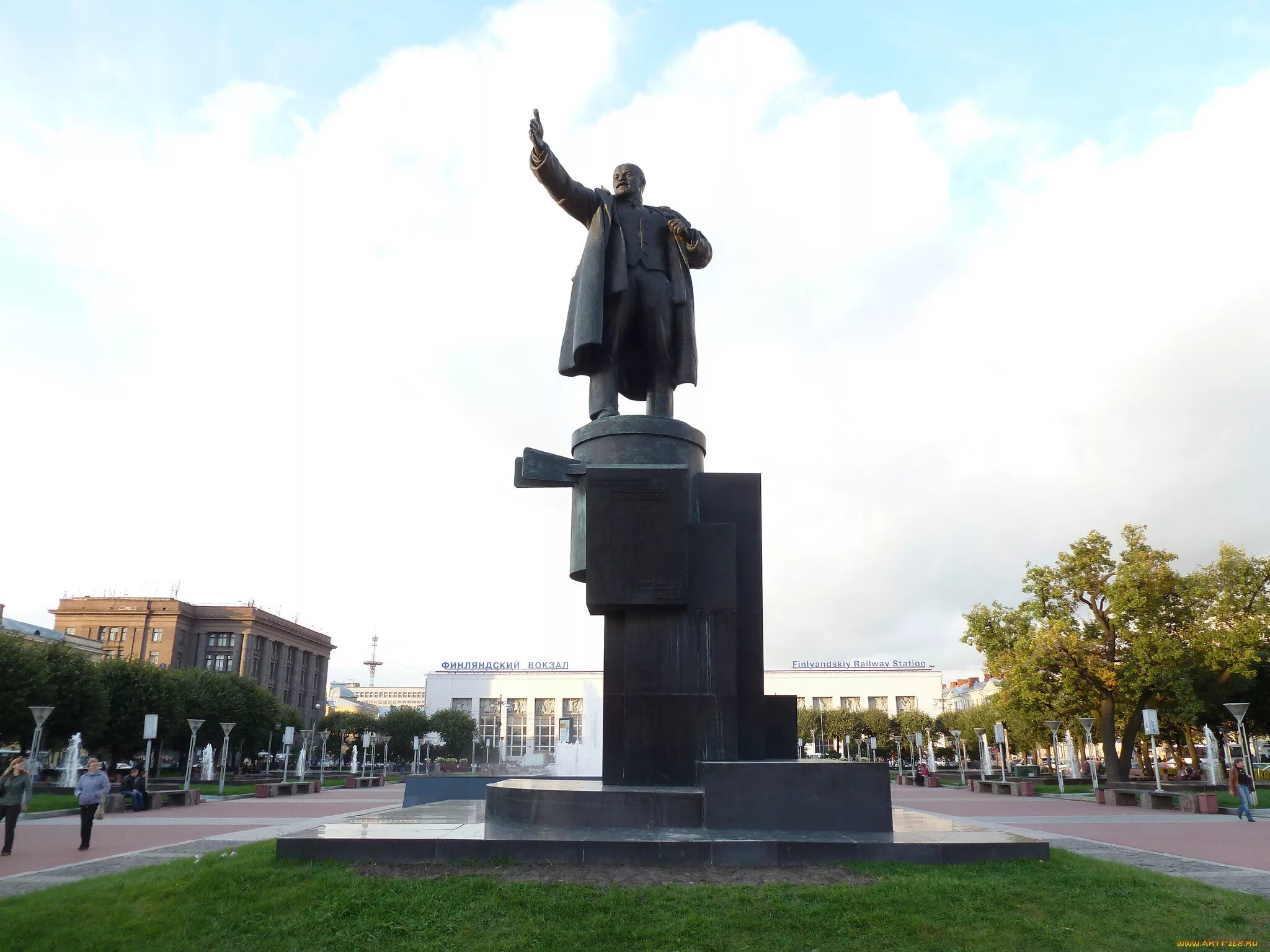 Пл ленина спб. Памятник Ленину у Финляндского вокзала. Памятник Ленину в Санкт-Петербурге у Финляндского вокзала. Памятник Ленину в Петербурге на Финляндском вокзале. Памятник Ленину СПБ Финляндский вокзал.