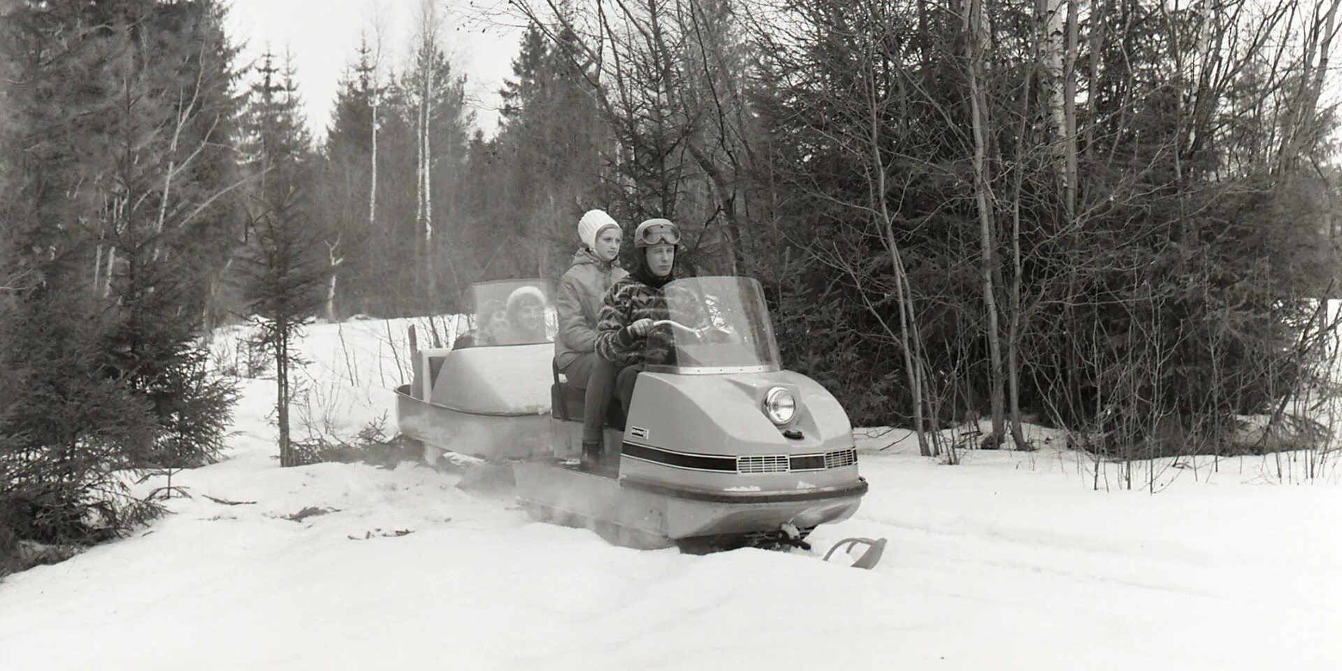 Снегоход bmw schneekrad 1936. Первый советский снегоход буран 1960. Первый снегоход бомбардье. Снегоход буран ссср. Аэросани неждановского.