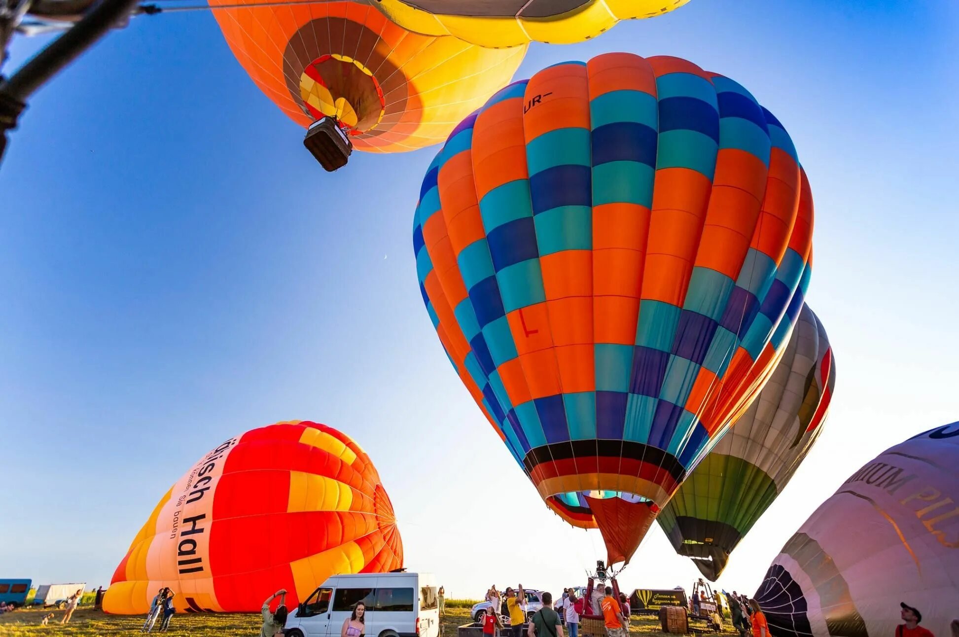 День гуляния с воздушным шариком открытки. День приручения воздушных шариков. Шары на праздник. Фон шарики. День воздушного шара праздник.