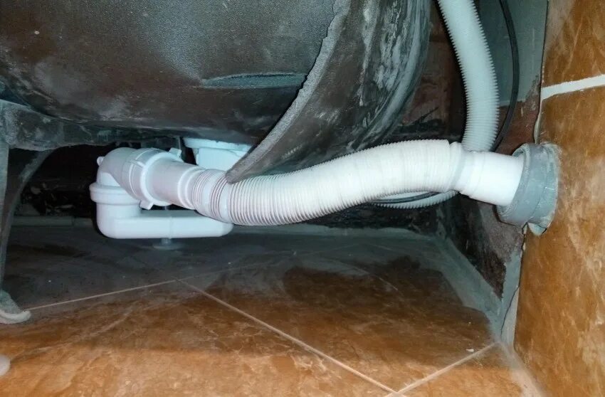 Протек сифон под ванной. Гидрозатвор сифон канализационный 110. Канализация под ванной.