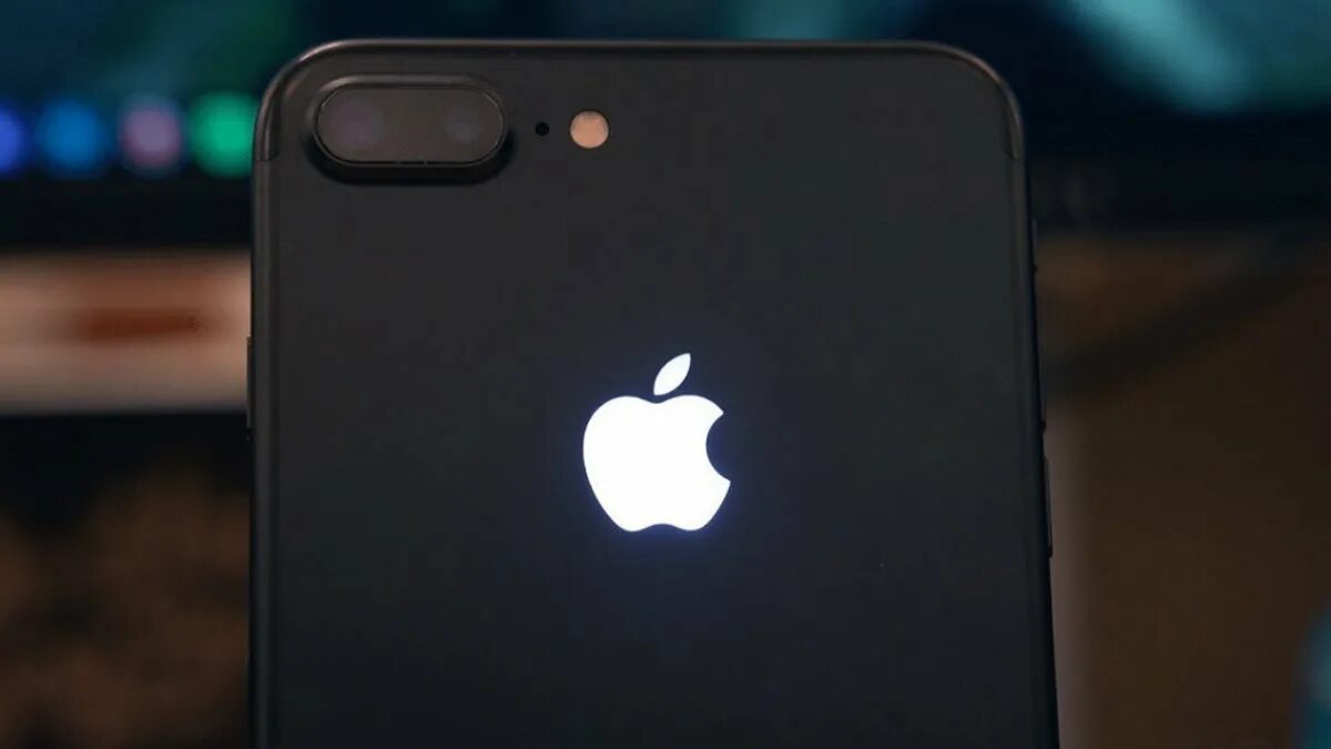 Почему на айфоне яблоко. Светящееся яблоко iphone. Светящийся логотип Apple. Светящиеся яблочко на айфон. Светящиеся яблоко на MACBOOK.