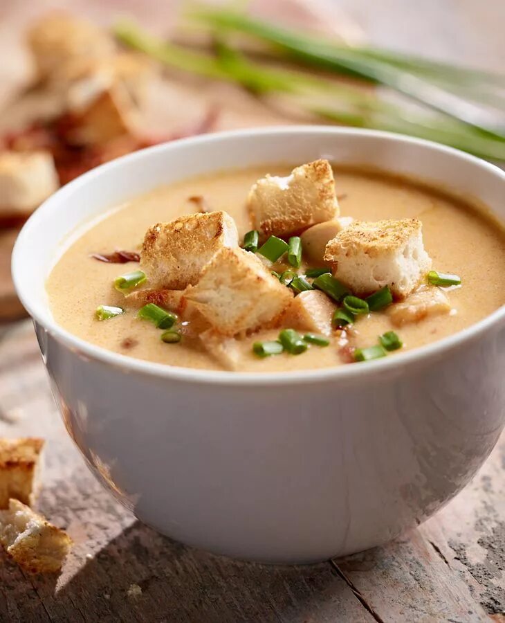 Суп с индейкой и сыром. Суп с гренками. сырный суп с гренками. суп пюре с курицей. сырный суп пюре с гренками.