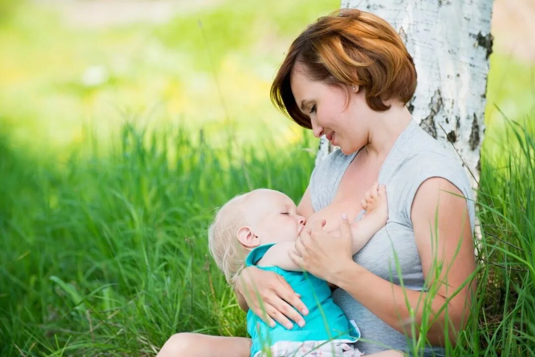 Грудное вскармливание. Кормление грудью. Мать с ребенком. Кормящая женщина.