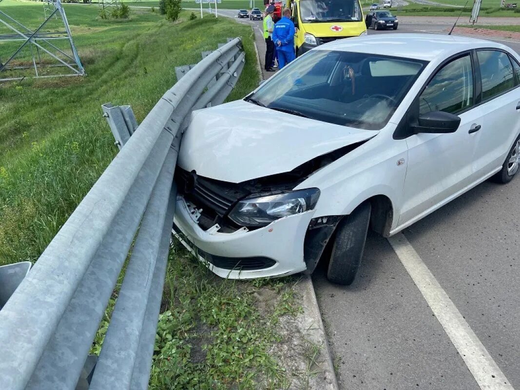 Поло седан небольшое ДТП отбойник. ДТП старый Оскол 06.08.2021. ДТП старый Оскол вчера Объездная.