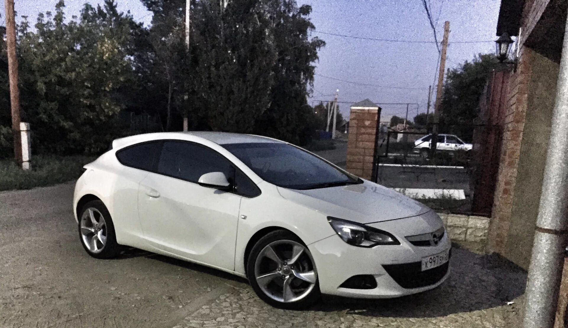 Opel astra j gtc черный. Opel astra j тонированная. Опель тонированный. Опель тонированный. Тонировка opel astra j.