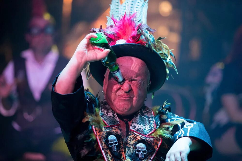 Шоу балет бисмарк. Очень странное шоу. Шоу спецэффектов «мэдмакс» фото. Шоу программа. Странные шоу картинки.