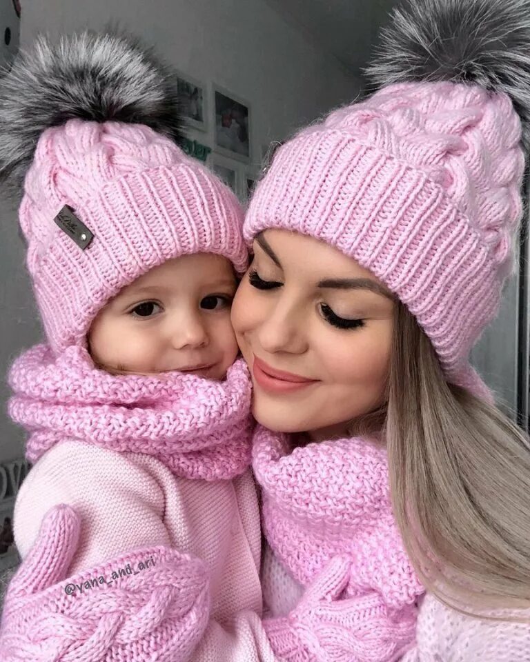 Связанная мама и дочка. Шапка вязаная для девочки. Модные шапочки для девочек. Шапки мама и дочка. Вязаная розовая шапка на ребенке.