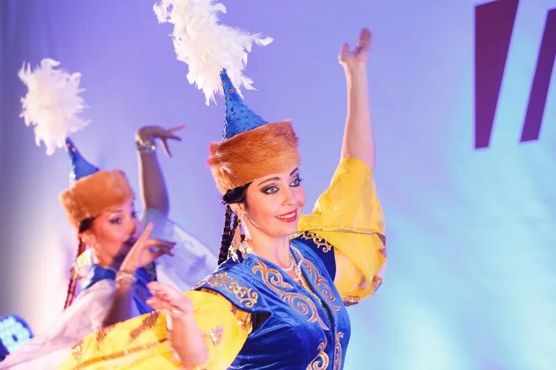 казахский тане. казахский народный танец. слушать казахские танцевальные. казахские танцоры. весёлая казахская песня.