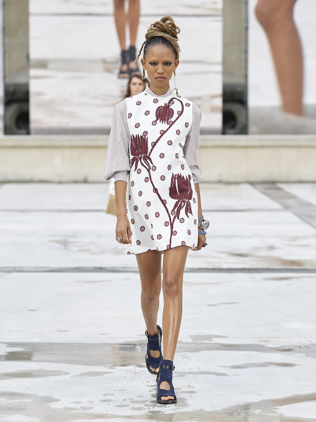 мода 2024 платья для женщин. трикотаж осень-зима 2021-2022. шикарные летние платья. модные наряды для женщин 2024. версаче мода 2023г.