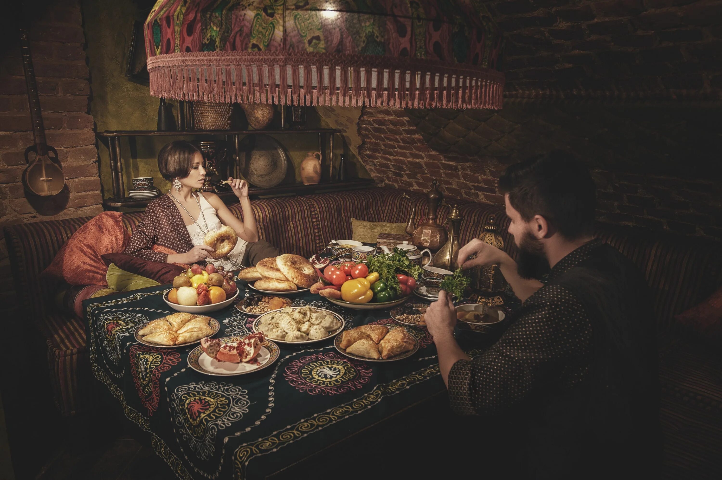 Деревенский стол с едой. Купеческое застолье. Застолье в древней Руси. Деревенская Трапеза. Ужин в деревне