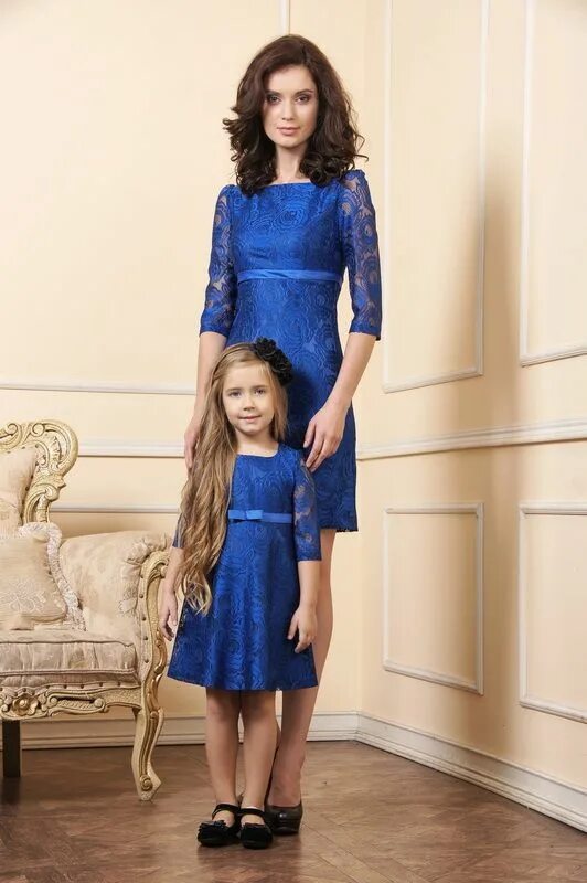 Мама в синем платье. Синяя мама. Мама в синем стиле. Девочки в бежевых платьях мама в синем. На выпускной для мамы ярко синий.