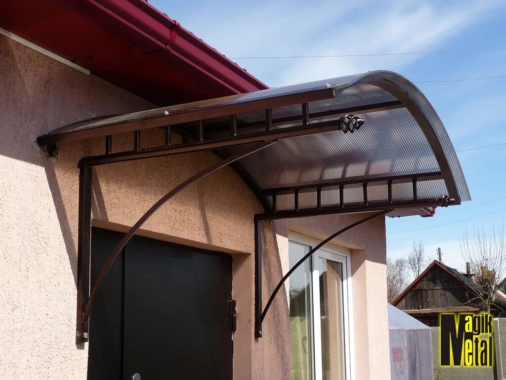 Козырёк над входной дверью. Козырёк над входной дверью из поликарбоната. Крыльцо с навесом. Козырек над крыльцом металлопрофиль. Навес из поликарбоната над входной дверью.