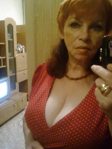 молодая мама с дочкой домашнее. красивые русские мамочки. одинокие женщины мамочки. русские женщины в возрасте без комплексов. красивая мамаша.