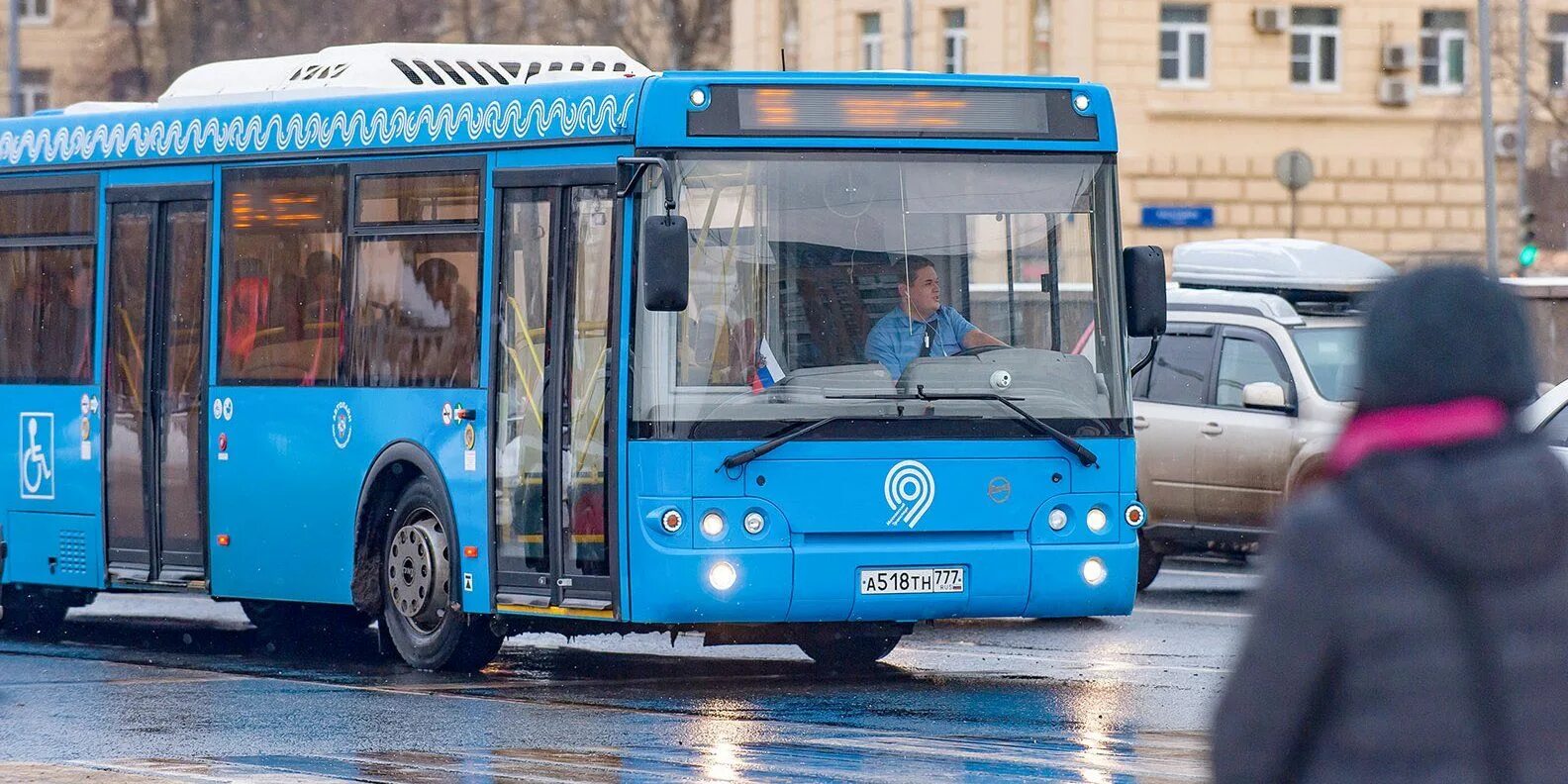 Какого числа пустят автобусы. Автобус Москва. Автобус 195. Автобус 195 Москва. Автобус едет по Москве.