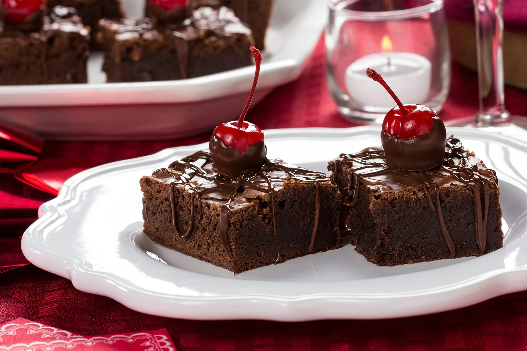 Брауни ресторан. Шоколадный Брауни Chocolate Brownies. Брауни с вишней и шоколадом. Шоколадный торт Брауни с вишней. Пирожное Брауни Рокслайд.