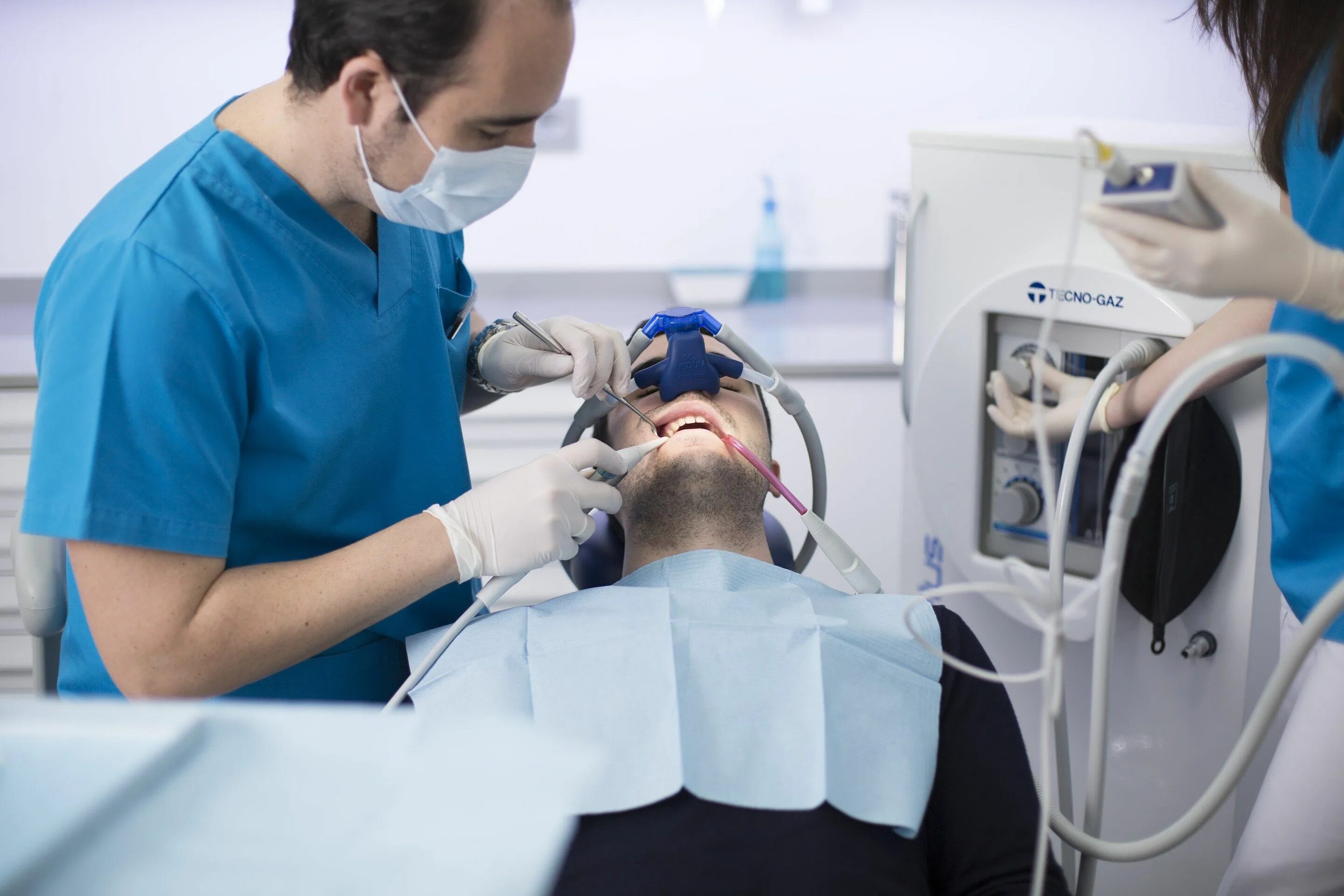 При операции делают анестезию. Стоматология под общим наркозом. Общая анестезия в стоматологии.