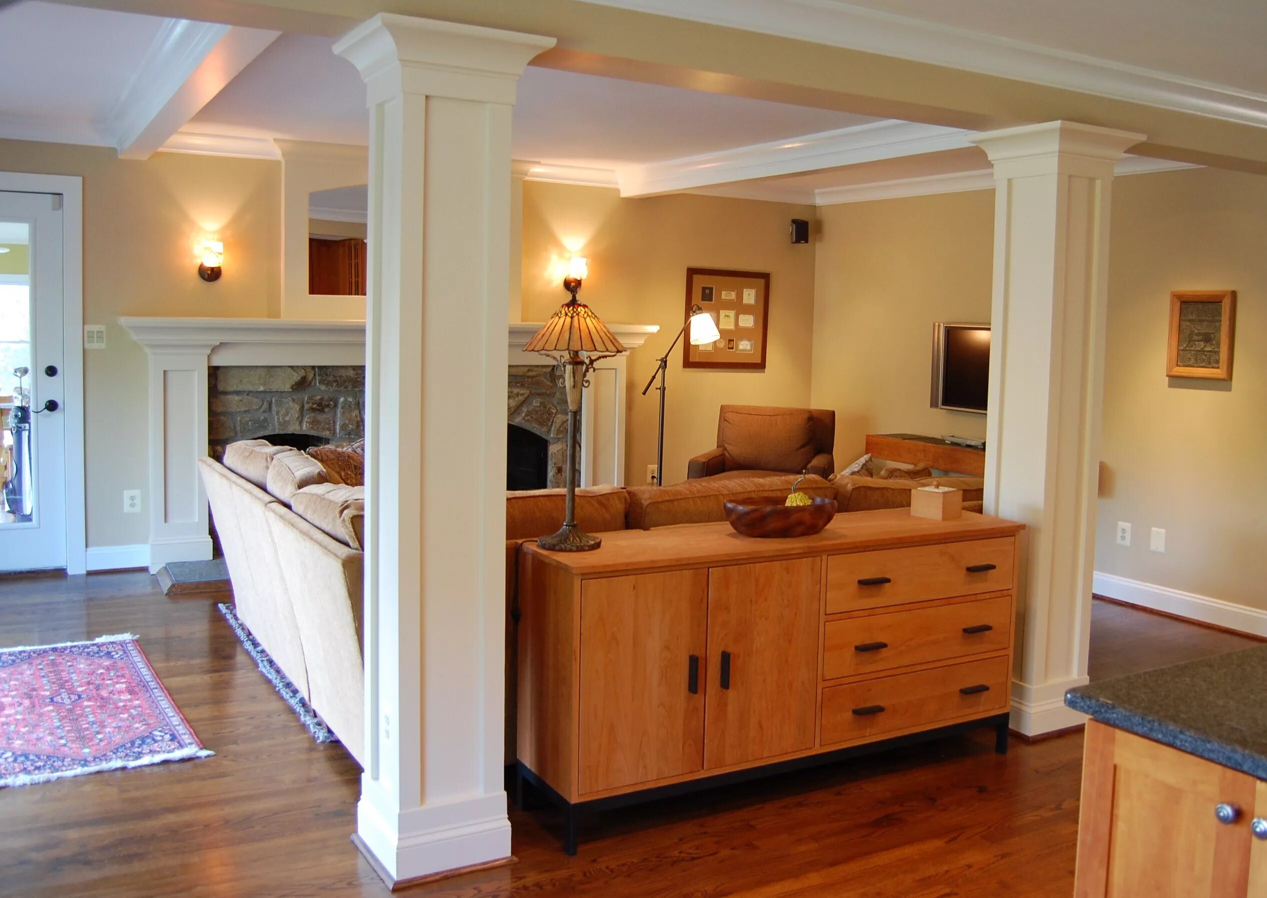 Островок на кухне с техникой. Сделай посередине. Справа или слева. Балка на потолке в квартире. Уютный уголок в комнате.