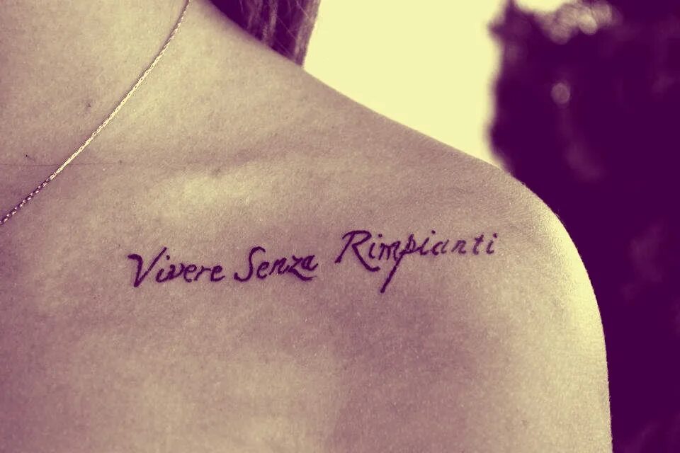 Without regrets. Vivere senza rimpianti тату. Vivere senza rimpianti перевести. Vivi senza rimpianti Татуировка. Надпись vivere senza rimpianti.