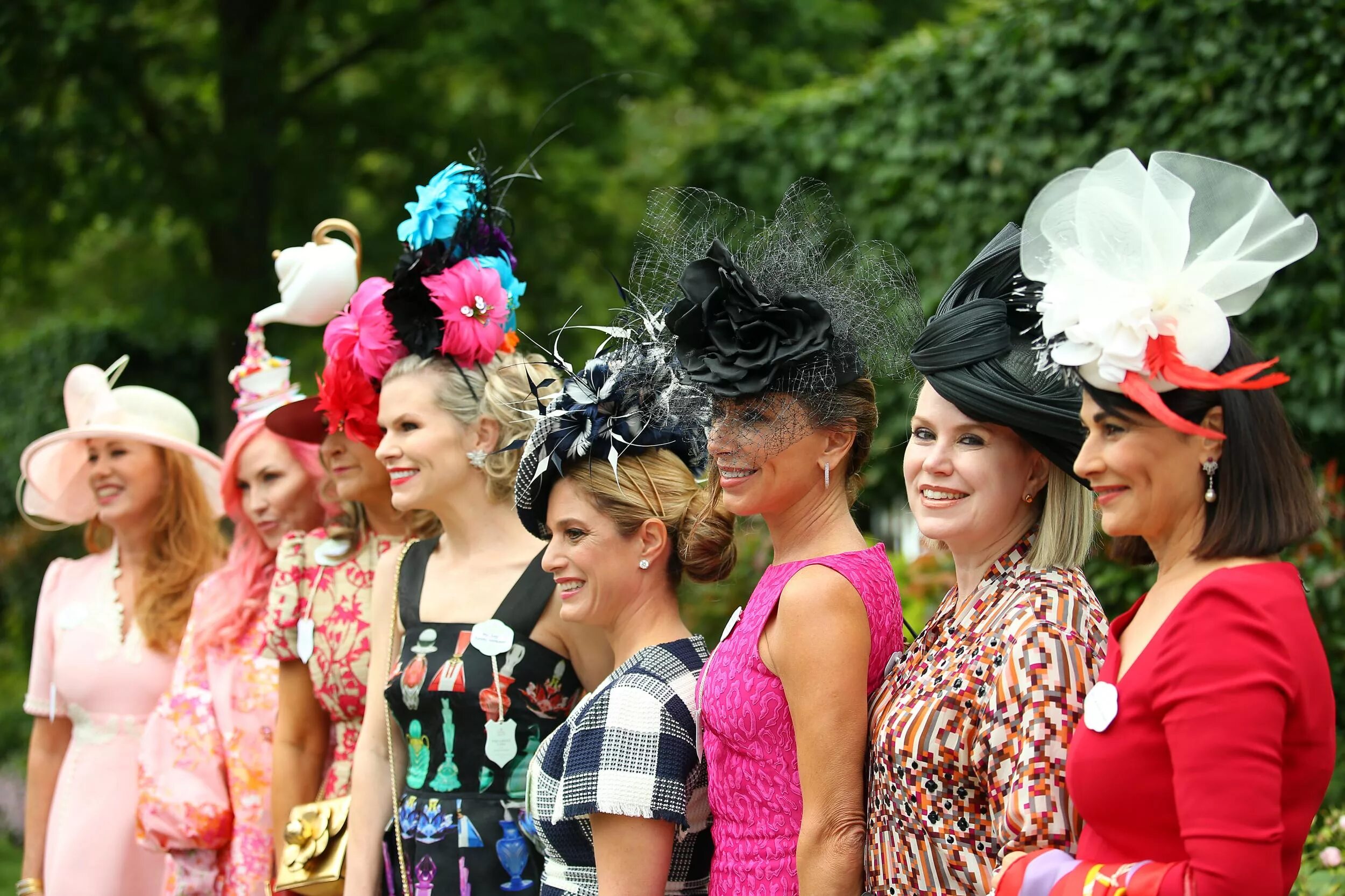 Royal Ascot. Шляпки Роял аскот. Скачки Роял аскот шляпки леди. Королевские скачки Роял аскот.