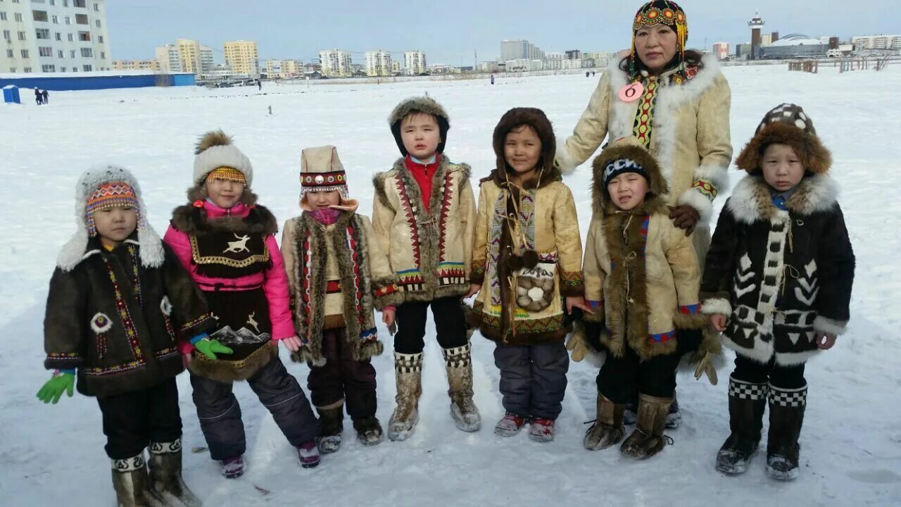 Саха костюм якутов. Национальный костюм народов республики саха якутия. Национальные костюмы саха якутии. Якутская народная одежда якутов. Национальные костюмы саха якутии.