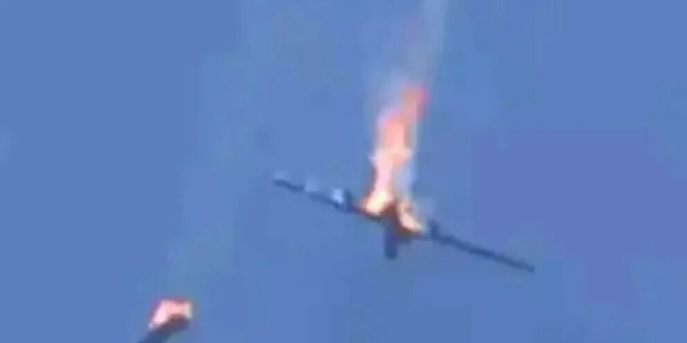 Нападение дронов на татарстан. В Севастополе сбили беспилотник. Взрыв ракеты в воздухе. След в небе от подбитого БПЛА.