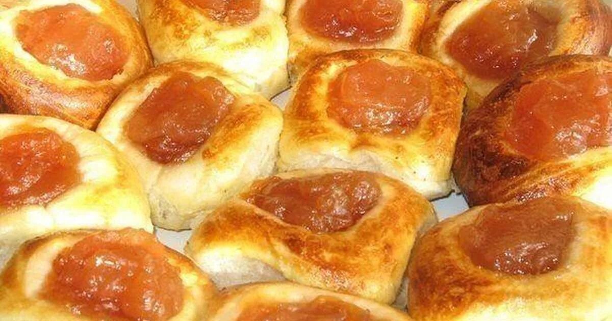 печеные пирожки с повидлом. печеные пирожки с повидлом. ватрушки с повидлом из дрожжевого. начинки для сладких булочек. булочки с повидлом из дрожжевого теста в духовке.