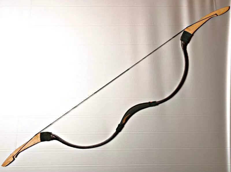 Скифский лучник. Славянин лучник. Лук старославянский. Славянский лук. Русский лучник 13 век реконструктор.